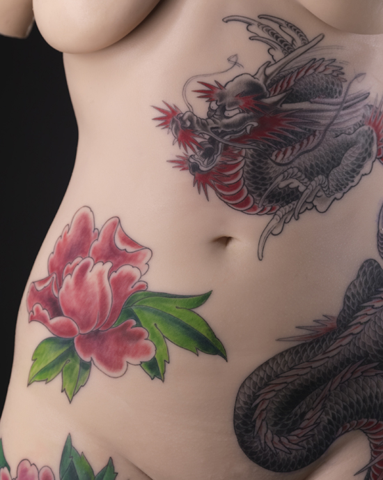 Motif de tatouage sur un buste féminin © Musée du quai Branly