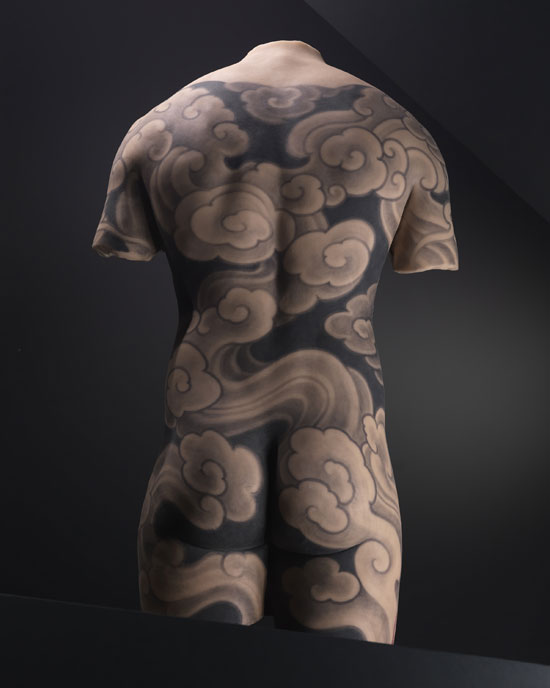 Motif de tatouage sur un dos masculin © Musée du quai Branly