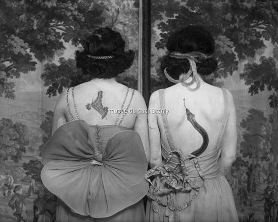 Women wearing tattoos and costumes - Musée du quai Branly