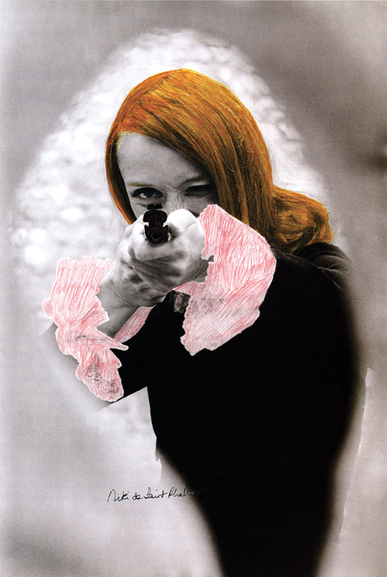 Niki de Saint Phalle en train de viser - 1972 - photographie en noir et blanc rehaussée de couleur extraite du film Daddy. © Peter Whitehead